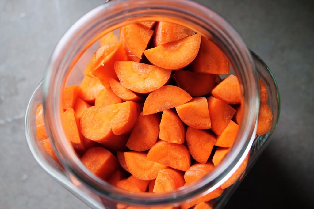 Easy to Follow Fermentation Recipes For Beginners 3 How to ferment carrots - one of the easiest ferments and they taste so yummy too.