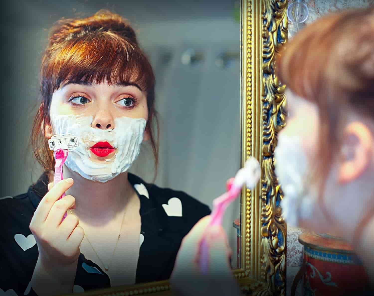 How to Remove Body Hair in An Eco-Friendly Way 4 woman shaving face