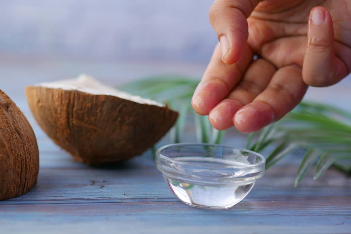 Does Coconut Oil Make Your Eyelashes Grow Longer ? 2 Liquid coconut oil